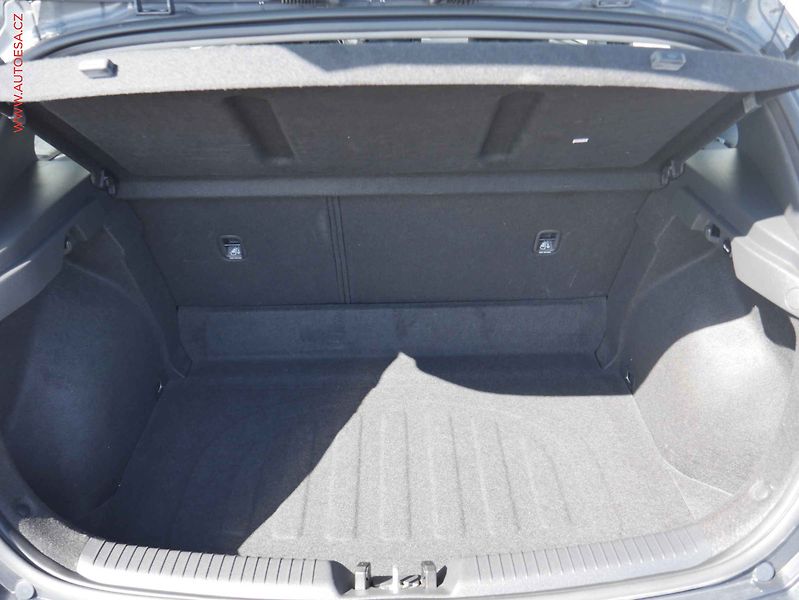 Hyundai i30 (2020) 1.5 DPi, 2.maj,ČR, AC, park - fotka 7 z 21