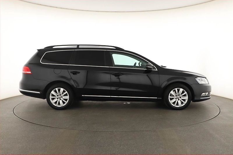 Volkswagen Passat (2012) 1.6 TDI, Xenony, Park. senzory - fotka 6 z 18