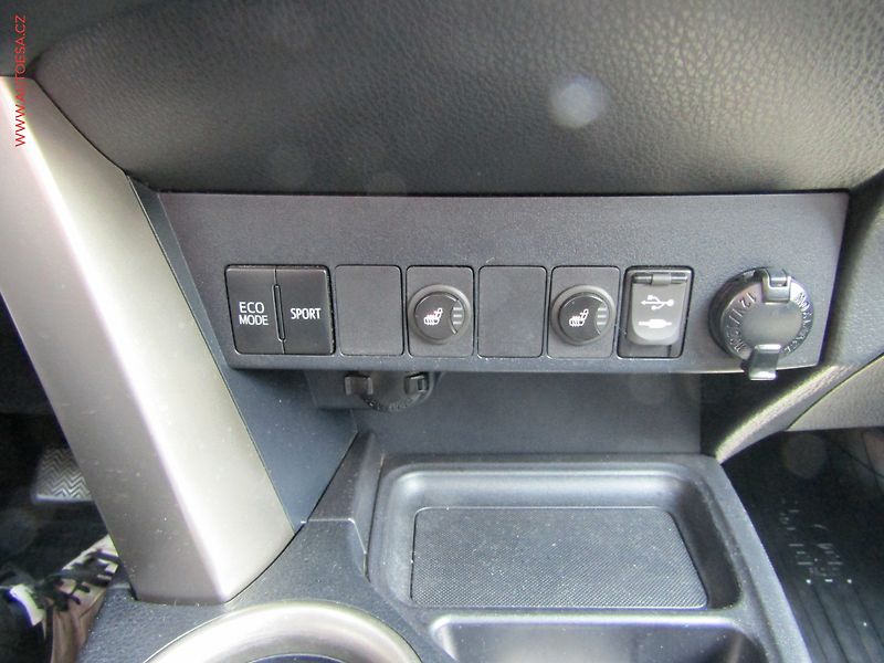 Toyota RAV4 (2014) 2.2D 4x4, ČR, servis.kniha - fotka 15 z 17