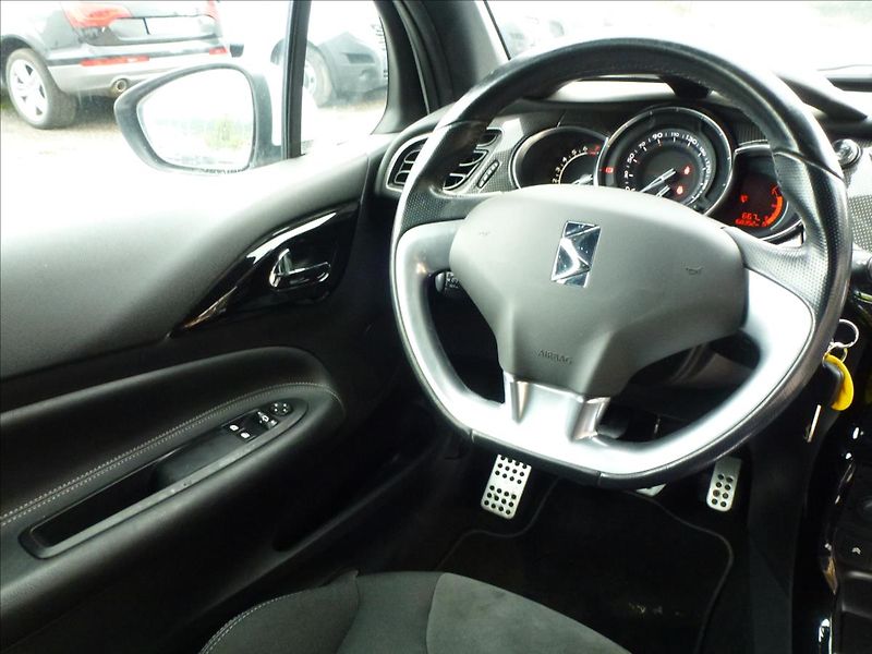 Citroën DS3 1,6 16V VTi THP SportChic - fotka 29 z 51