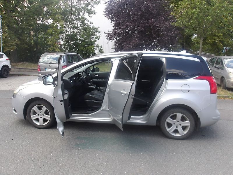 Peugeot 5008 1,6i KŮŽE, PĚKNÝ ! - fotka 2 z 29