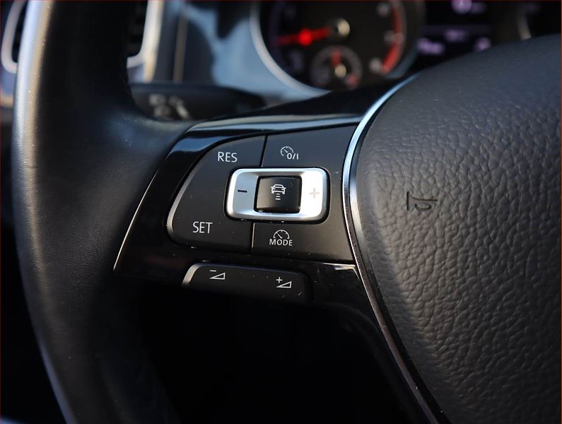 Volkswagen Golf (2018) 1.0 TSI, Tempomat - fotka 16 z 19