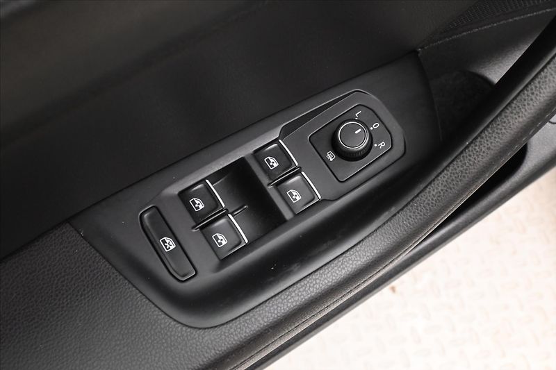 Volkswagen Passat 2,0 TDI 140 kW DSG 4Motion Zár - fotka 25 z 31