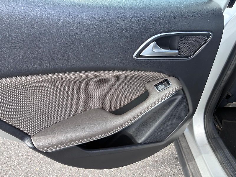 Mercedes-Benz GLA (2014) - fotka 15 z 18