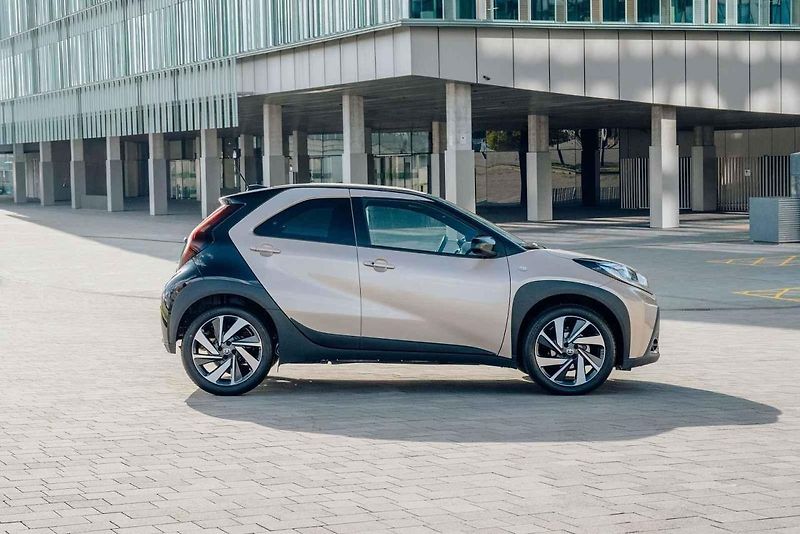 Toyota Aygo X je v ulicích velkoměsta nedostižné.