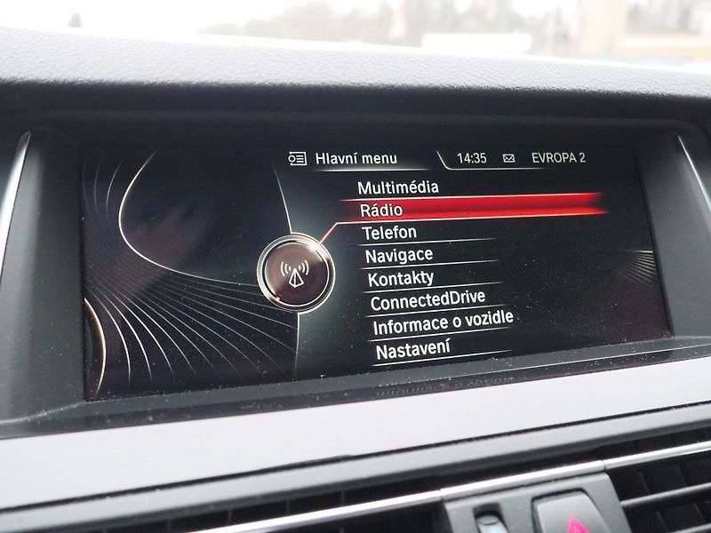 BMW Řada 5 (2014) 3.0D xDrive, Headup display - fotka 29 z 37