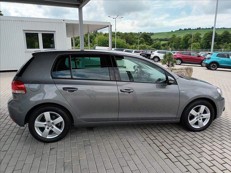 Volkswagen Golf 1,2 TSI,SERVIS,VÝHŘEV,PARKING - fotka 4 z 44