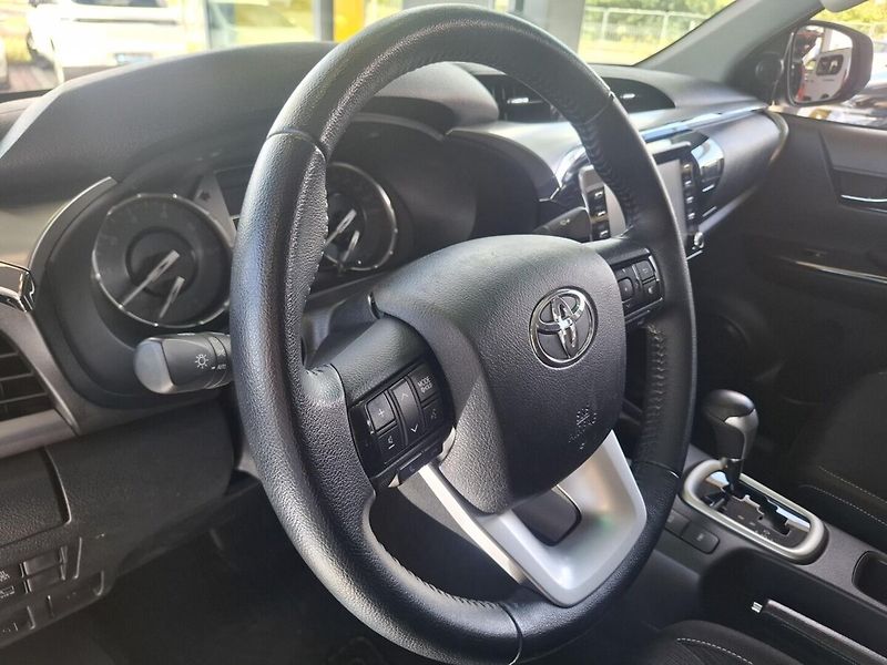 Toyota Hilux 2.8D-4D 150KW EXecutive AT 202 - fotka 10 z 14