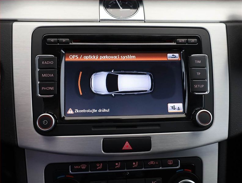 Volkswagen Passat (2012) 2.0 TDI, Automat - fotka 13 z 17