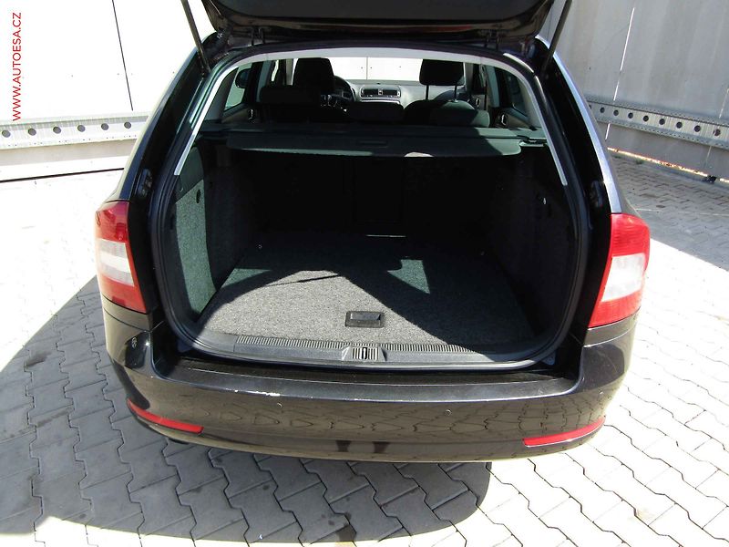 Škoda Octavia (2013) 2.0 TDi, AC, park.čidla - fotka 7 z 19