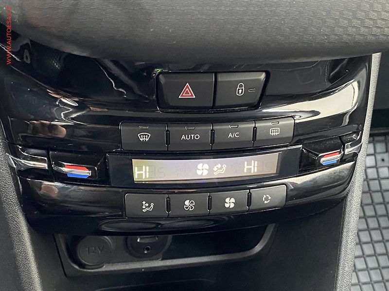 Peugeot 2008 (2017) 1.2 PT, ČR, Active, AT - fotka 17 z 20