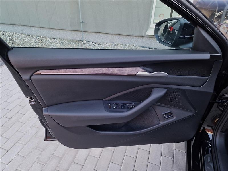 Škoda Superb 1.5 TSI DSG 110kW L&K Combi - fotka 40 z 50