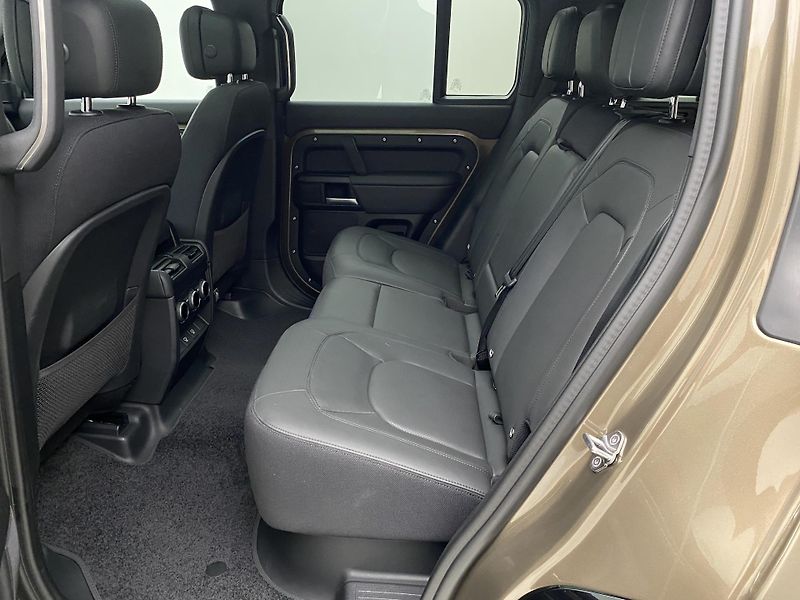 Land Rover Defender 110 D300 X AWD AUT CZ - fotka 5 z 55