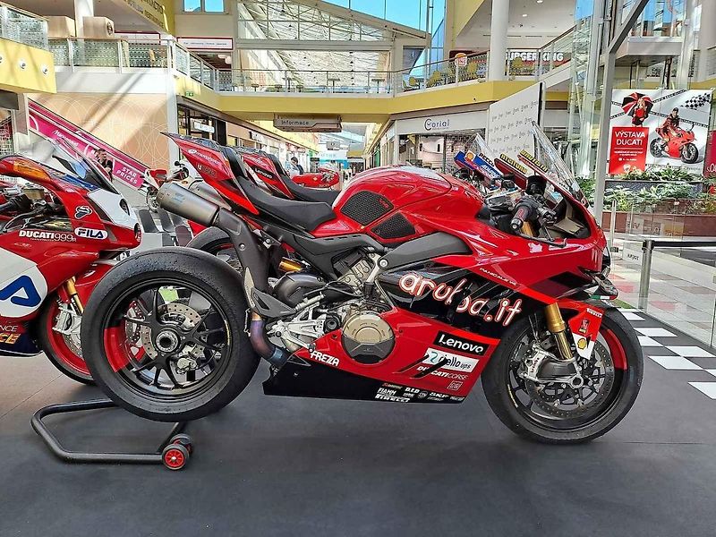 Výstava motocyklů Ducati je k vidění v obchodním centru Olympia Brno v Modřicích. Návštěvníci centra si mohou prohlédnout celkem šestatřicet exponátů, od nejstaršího z roku 1949 po nejnovější.