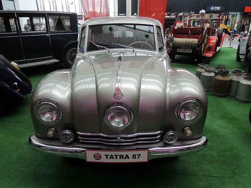 Legendární automobily značky Tatra z kopřivnické automobilky jsou nyní k vidění v ostravském nákupním centru Forum Nová Karolina.