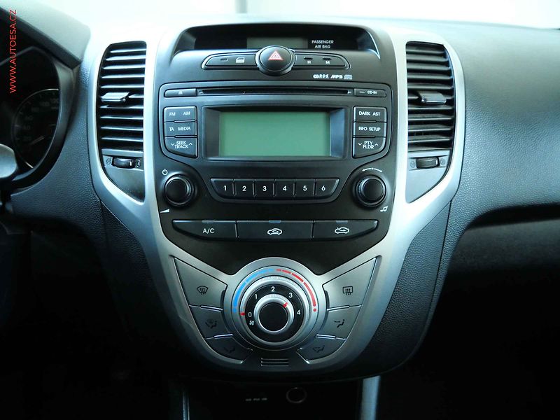 Hyundai ix20 (2012) 1.4CVVT, 2.maj,ČR, AC - fotka 13 z 20