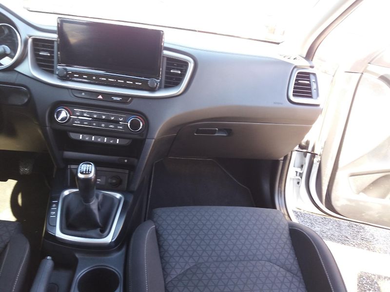 Kia Ceed 1.6CRDi,100kW,1.MAJITEL-ČR!! - fotka 10 z 29