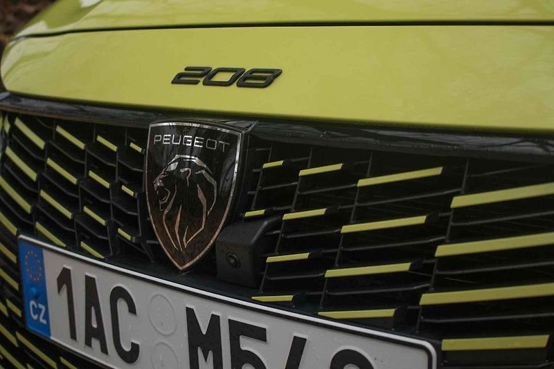 test Peugeot 208 hybrid