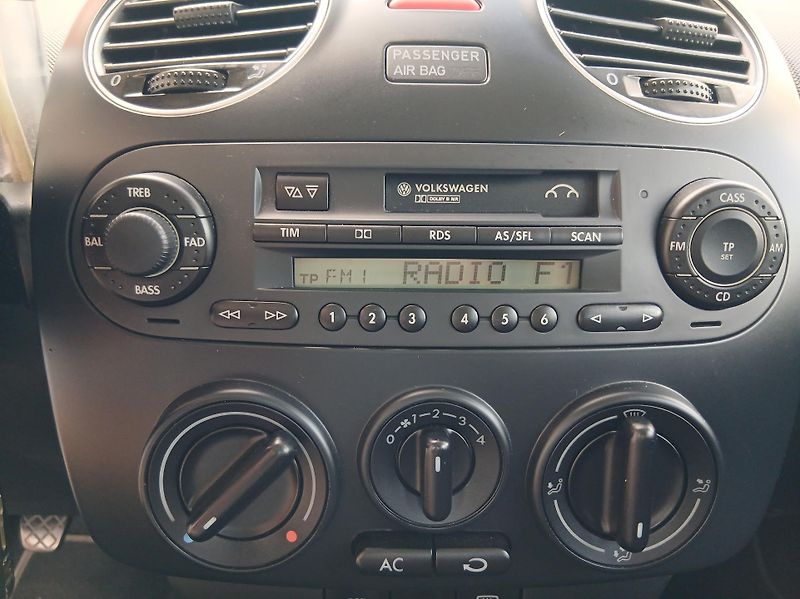 Volkswagen New Beetle 1.6i KLIMA NEHAVAROVANÉ - fotka 18 z 31