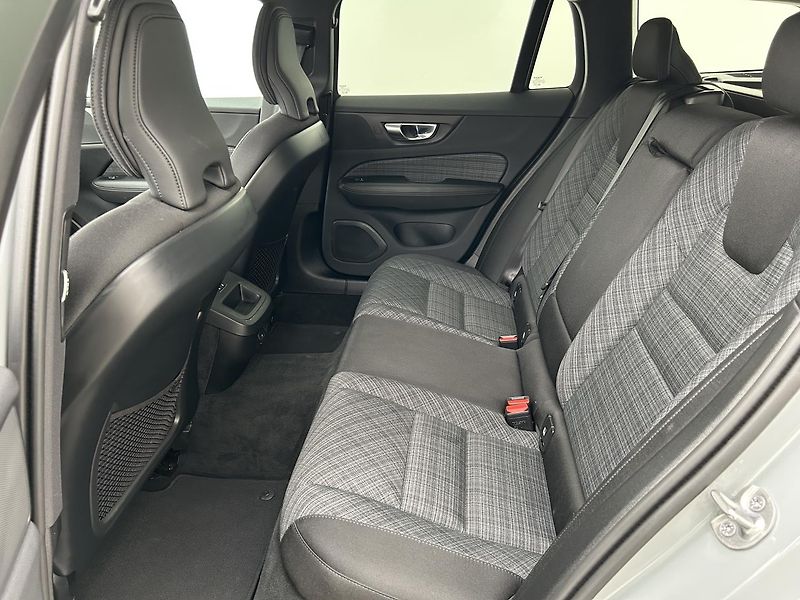 Volvo V60 2.0 B4 Core - fotka 12 z 29
