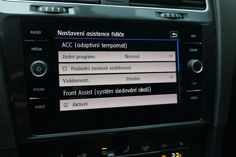 Volkswagen Golf 1.5 TSI DSG CarPlay ACC Senzor - fotka 27 z 31
