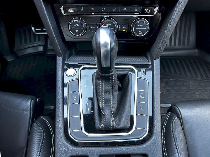 Volkswagen Passat (2024) 2.0 TDI BMT 140kW DSG R-Line - fotka 21 z 35