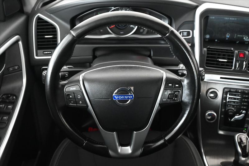 Volvo XC60 2,4 D5 133 kW AT6 AWD Záruka a - fotka 16 z 28