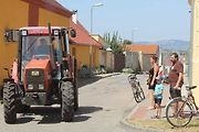 Podivínský mazec nabídl svůj třináct ročník. Jedinečná traktoriáda na Břeclavsku lákala poslední červencovou sobotu na spanilou jízdu, závody i přehlídku několika veteránů.