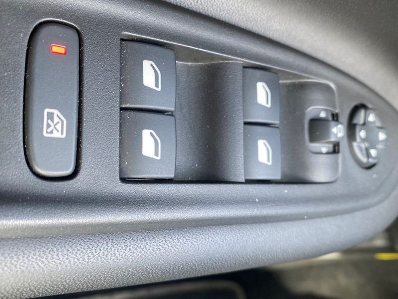Jeep Avenger (2024) 1,2 Turbo e-Hybrid100k(Summit) - fotka 30 z 36