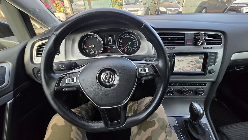 Volkswagen Golf 1.6TDI  DSG COMFORT 77KW - fotka 34 z 44