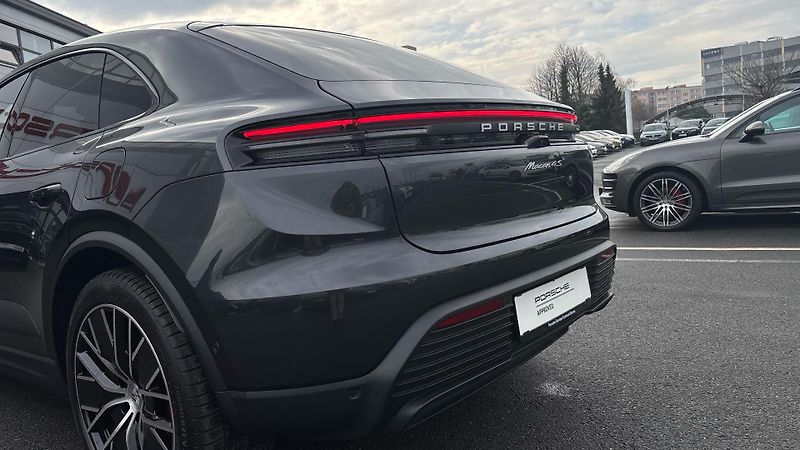 Porsche Macan 4S Electric - fotka 14 z 23