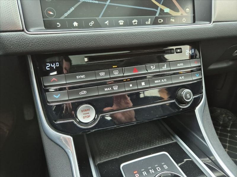 Jaguar XF 3,0 30d R-SPORT - fotka 16 z 20