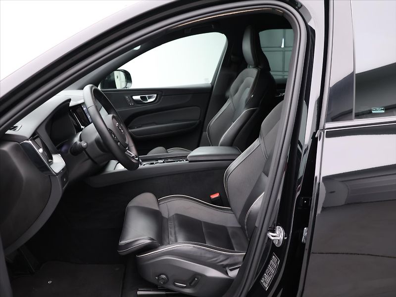 Volvo XC60 2,0 B5 AWD Plus Black Ed. AT - fotka 10 z 31