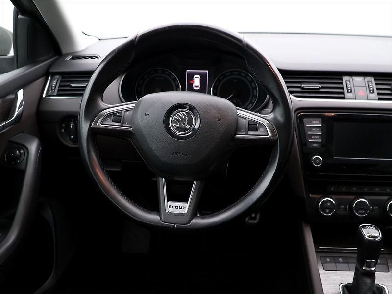 Škoda Octavia 2.0 TDI 135kW DSG Scout Xenon - fotka 14 z 28
