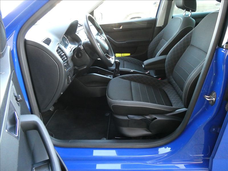 Škoda Fabia 1,0 TSi 70kW BLACK,2x kola,ČR - fotka 21 z 39