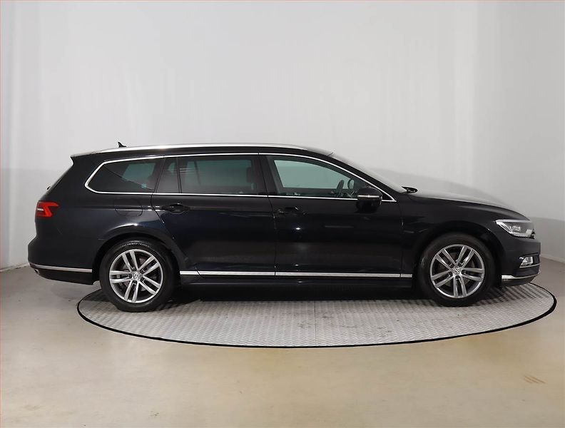 Volkswagen Passat (2018) R-Line 2.0 TDI, Automat, Kůže - fotka 6 z 22