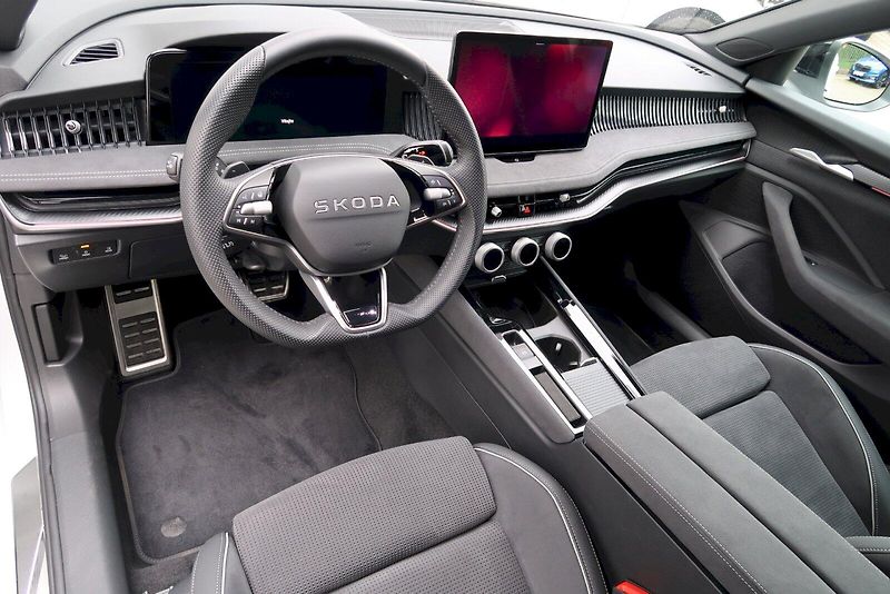 Škoda Superb (2025) SportLine 1,5 TSi e- Tec/110 k - fotka 7 z 32