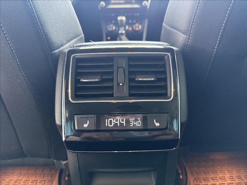 Škoda Superb 2,0   TDI 110kW,SERVISKA,ČR - fotka 25 z 29