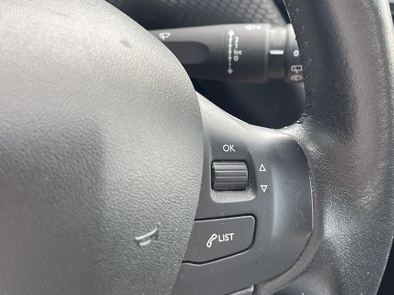 Peugeot 2008 (2018) 1.2i 60 kW PureTech Active - fotka 11 z 33