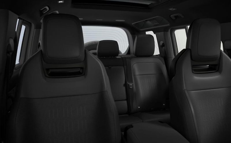 Land Rover Defender (2026) 110 V8 P635 OCTA BLACK Edition - fotka 7 z 10