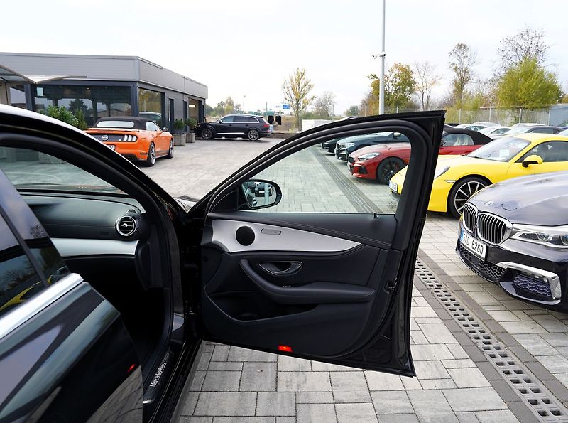 Mercedes-Benz Třídy E E 200 4Matic AMG/LED/360/ČR - fotka 21 z 44