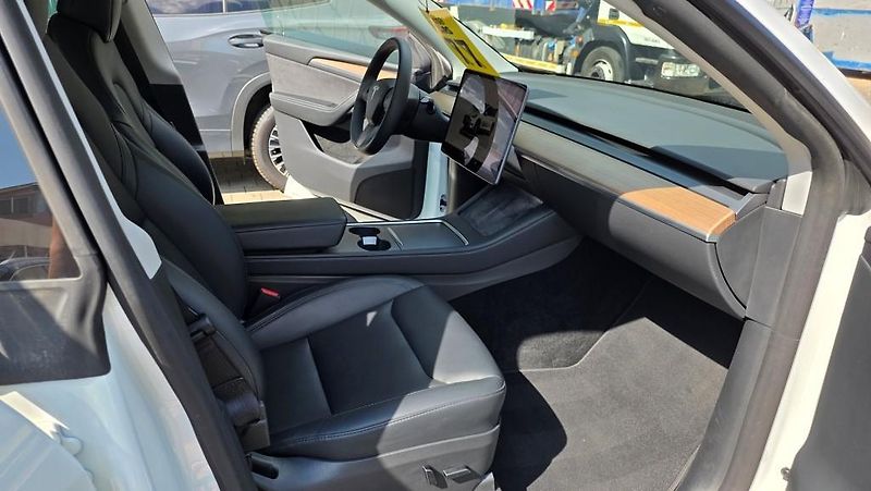 Tesla Model Y (2023) Long Range AWD DE SoH 90.2% - fotka 14 z 39
