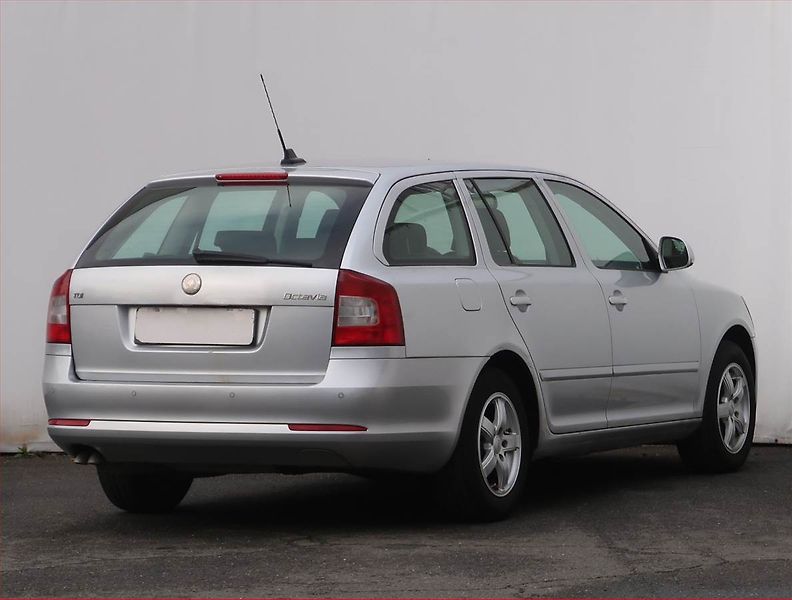 Škoda Octavia (2009) Ambiente 1.9 TDI, Serv.kniha - fotka 5 z 18