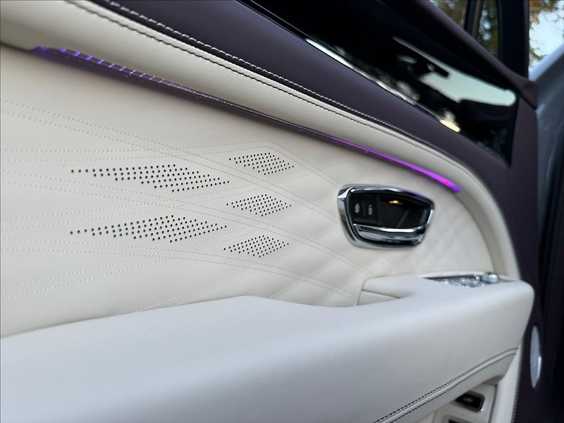 Bentley Bentayga Extended Wheelbase Azure V8 - fotka 18 z 32