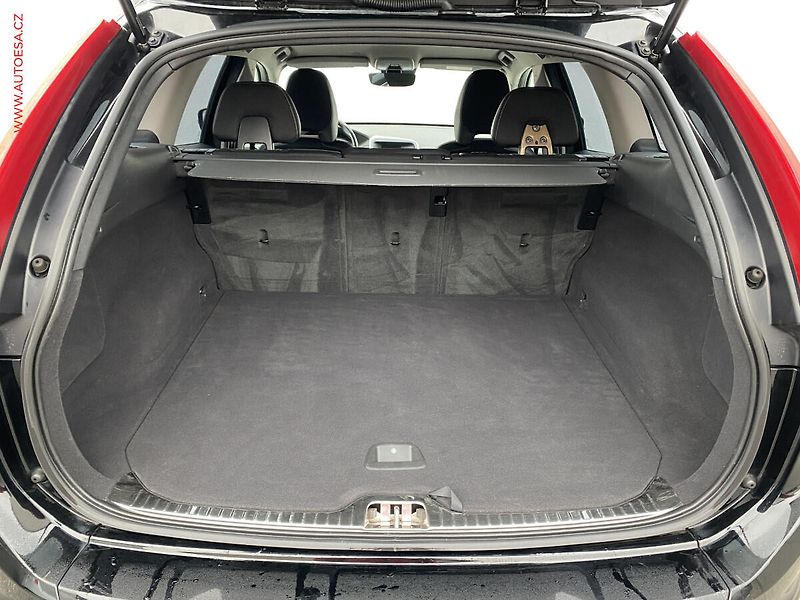 Volvo XC60 (2016) 2.4 D4 AWD, ČR, Momentum, AT - fotka 7 z 17