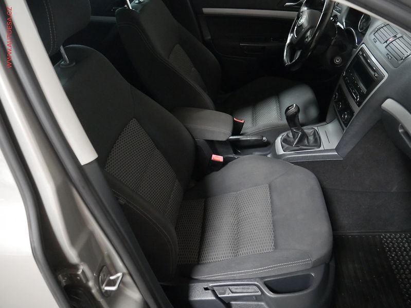 Škoda Octavia (2012) 1.6 TDi, autoAC - fotka 12 z 19