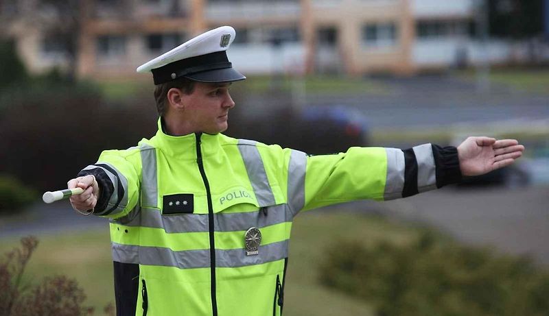 Ilustrační foto. Křižovatka řízená policistou.