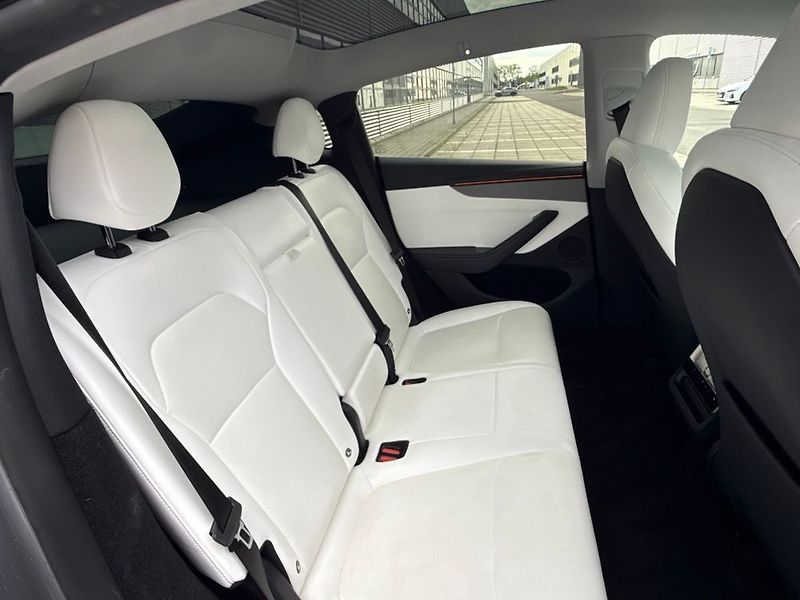 Tesla Model Y (2025) - fotka 38 z 76