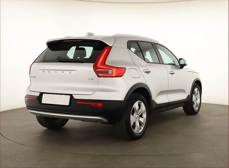 Volvo XC40 (2018) Momentum T3 - fotka 5 z 17
