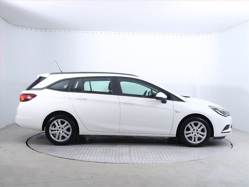 Opel Astra (2019) 1.4 T, Tempomat, Park. senzory - fotka 6 z 18